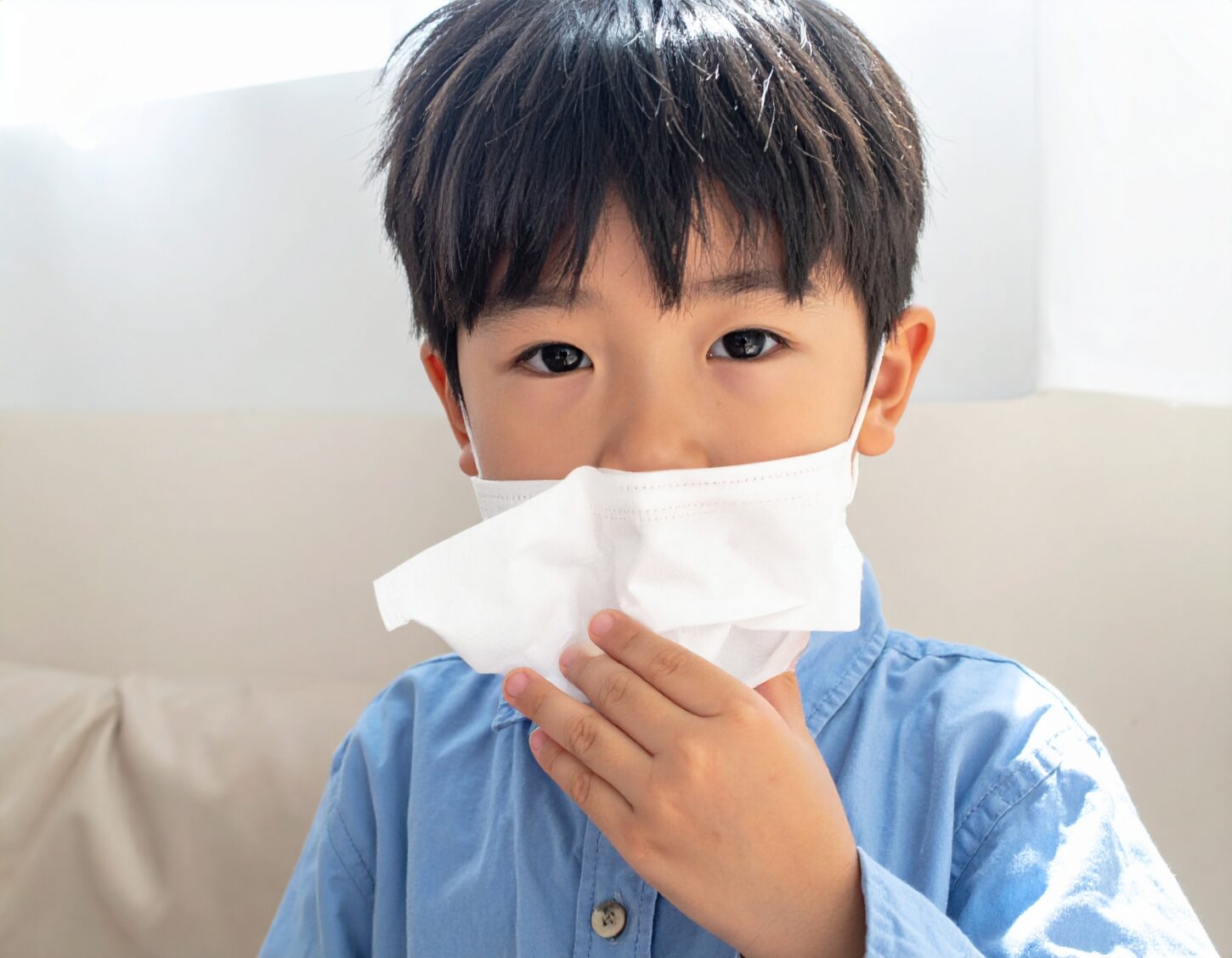 日本の５歳男の子が百日咳に感染して咳き込んでいる様子