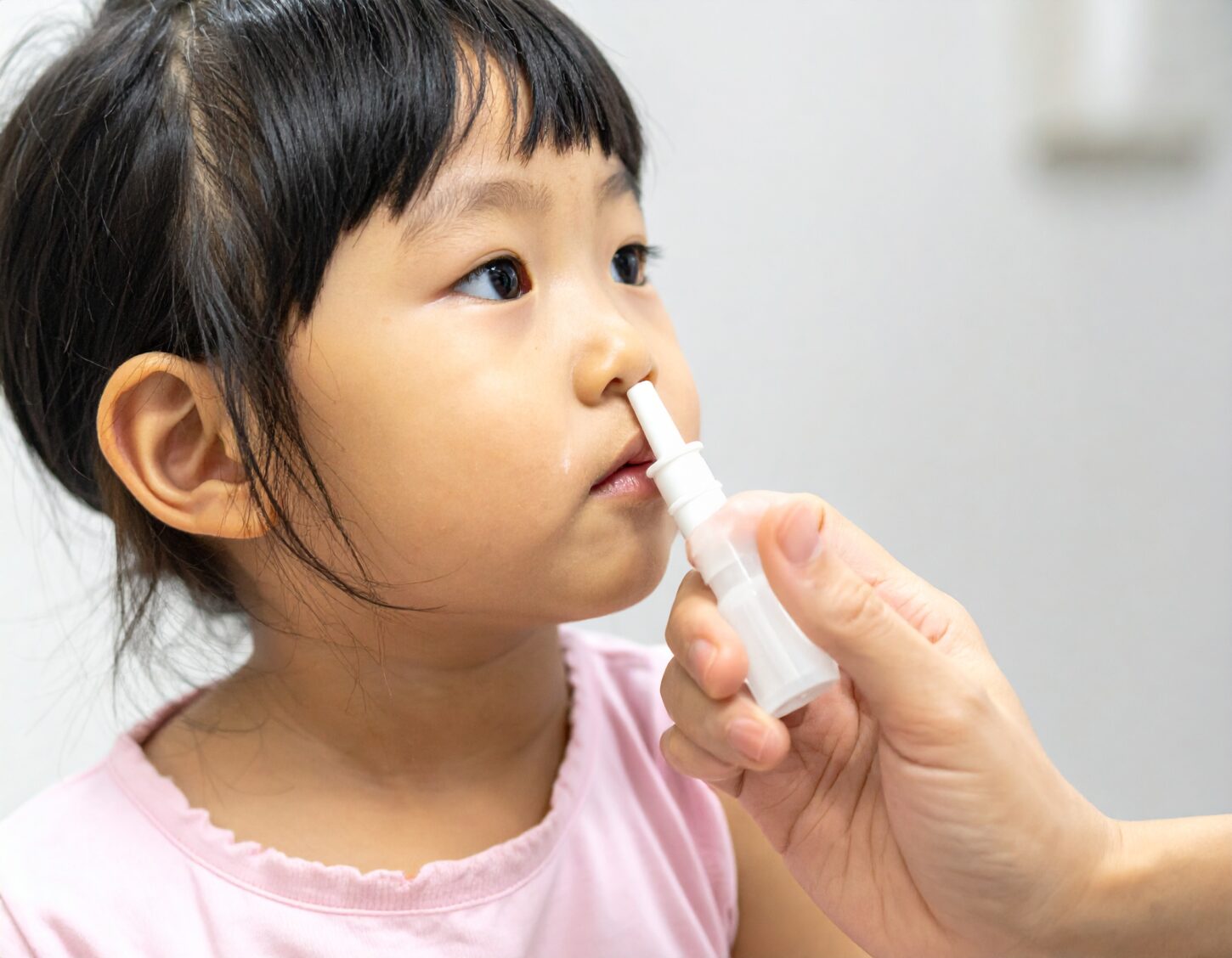 日本の３歳女の子が小児科で鼻からインフルエンザワクチン「点鼻タイプ」を接種している
